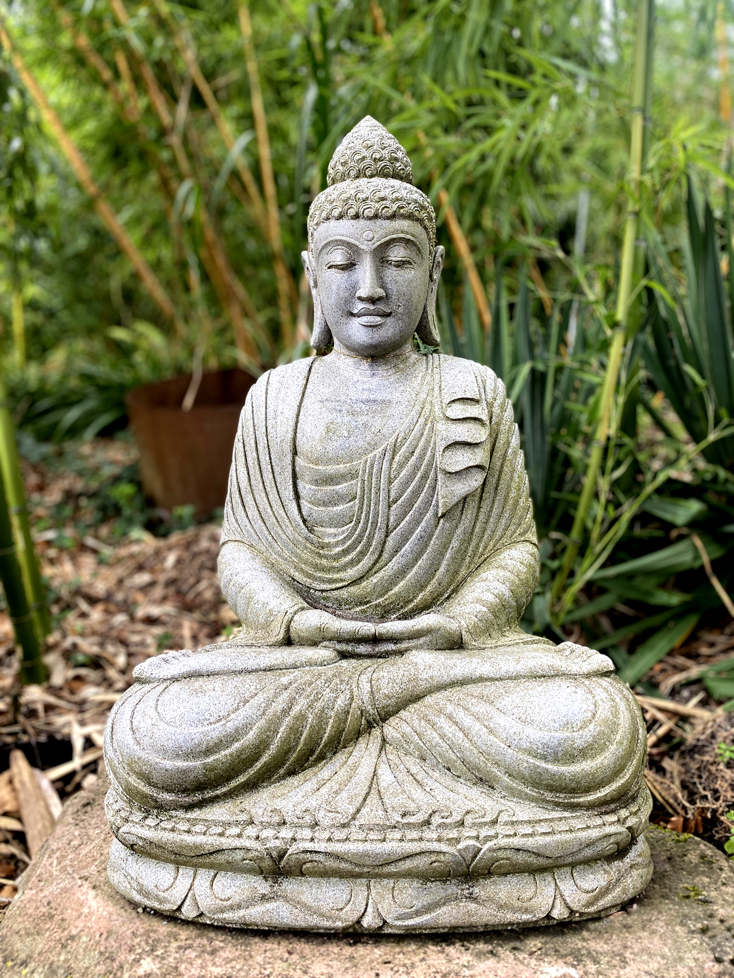 Sitzender Buddha aus Riverstone (volles Gewand) - 80cm