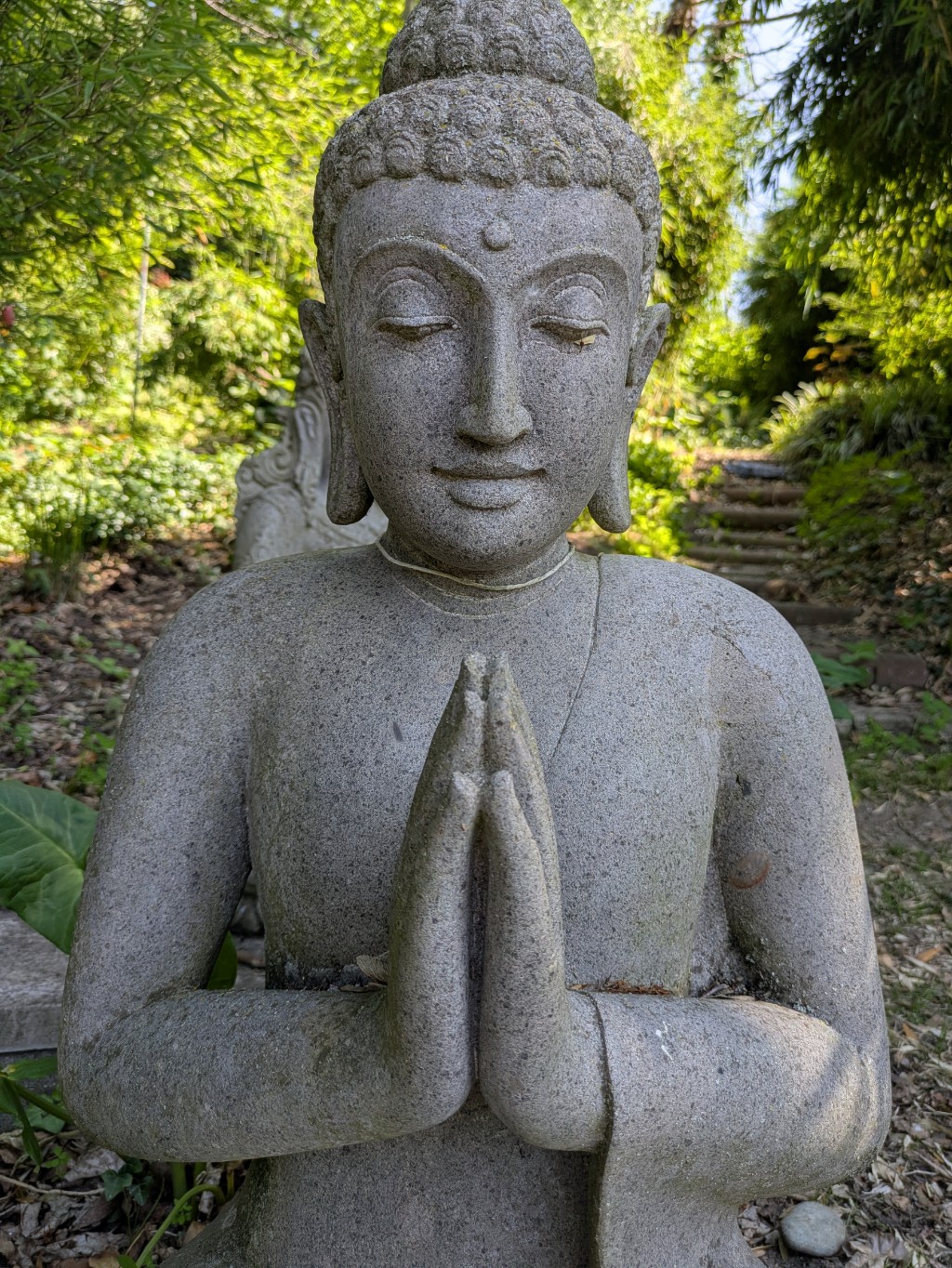 Sitzender Buddha aus Riverstone - 82cm
