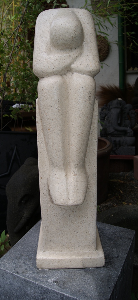 Abstrakte Figur auf Sockel