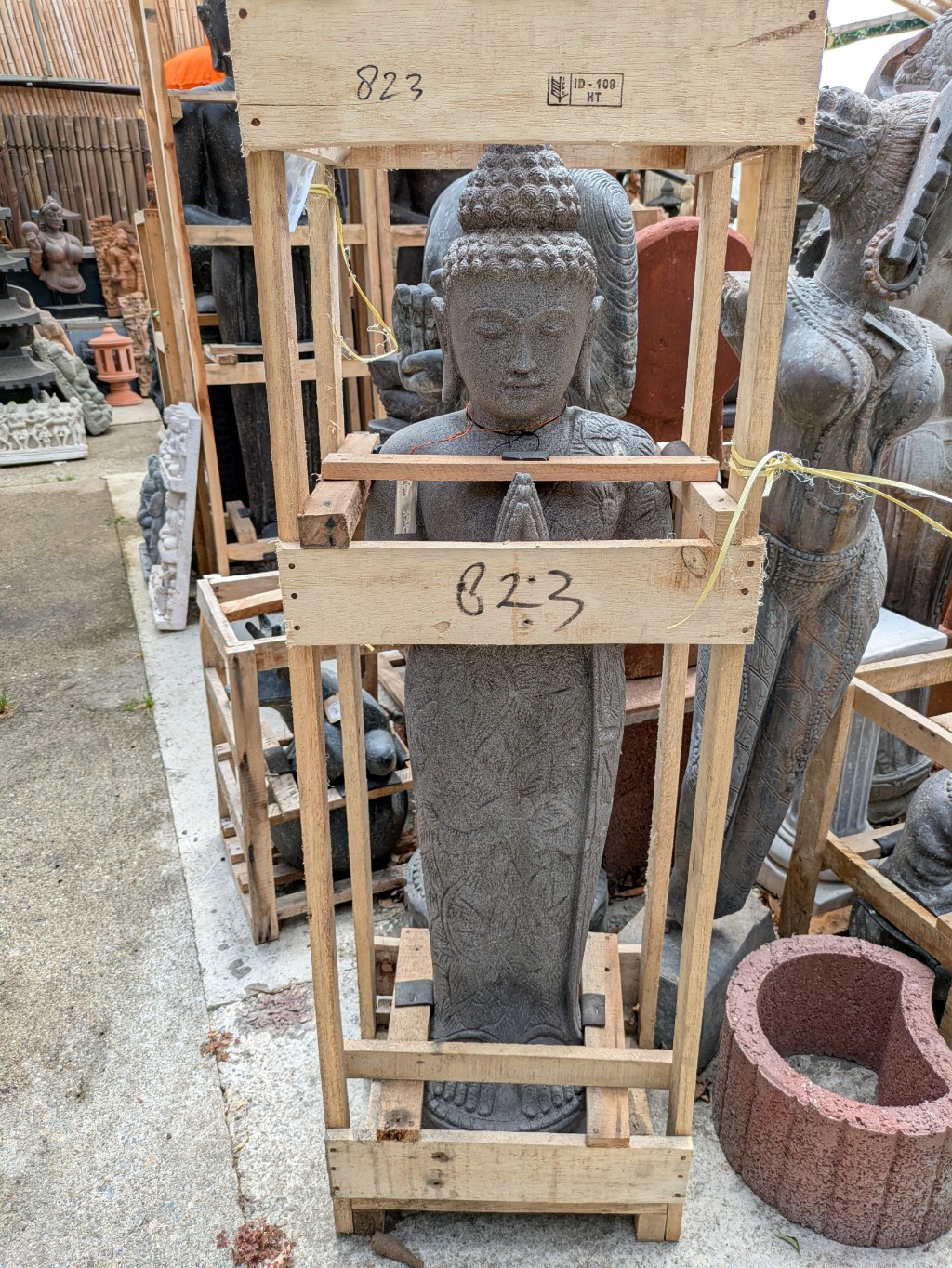 Stehender Buddha mit floralen Mustern - 123cm