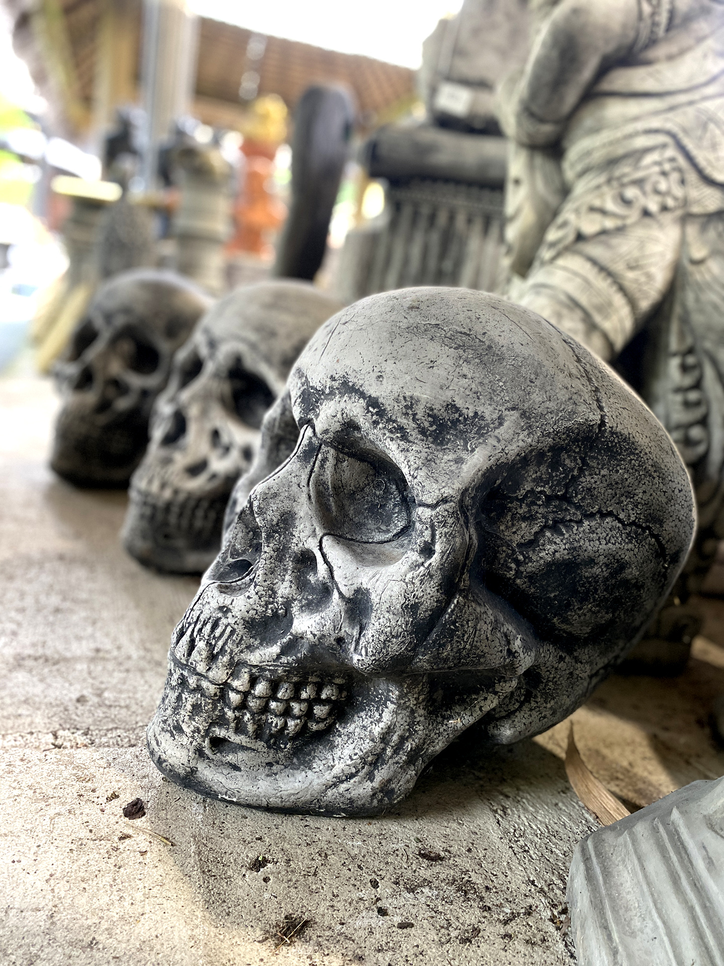 Großer Totenkopf aus Steinguß - 40 cm