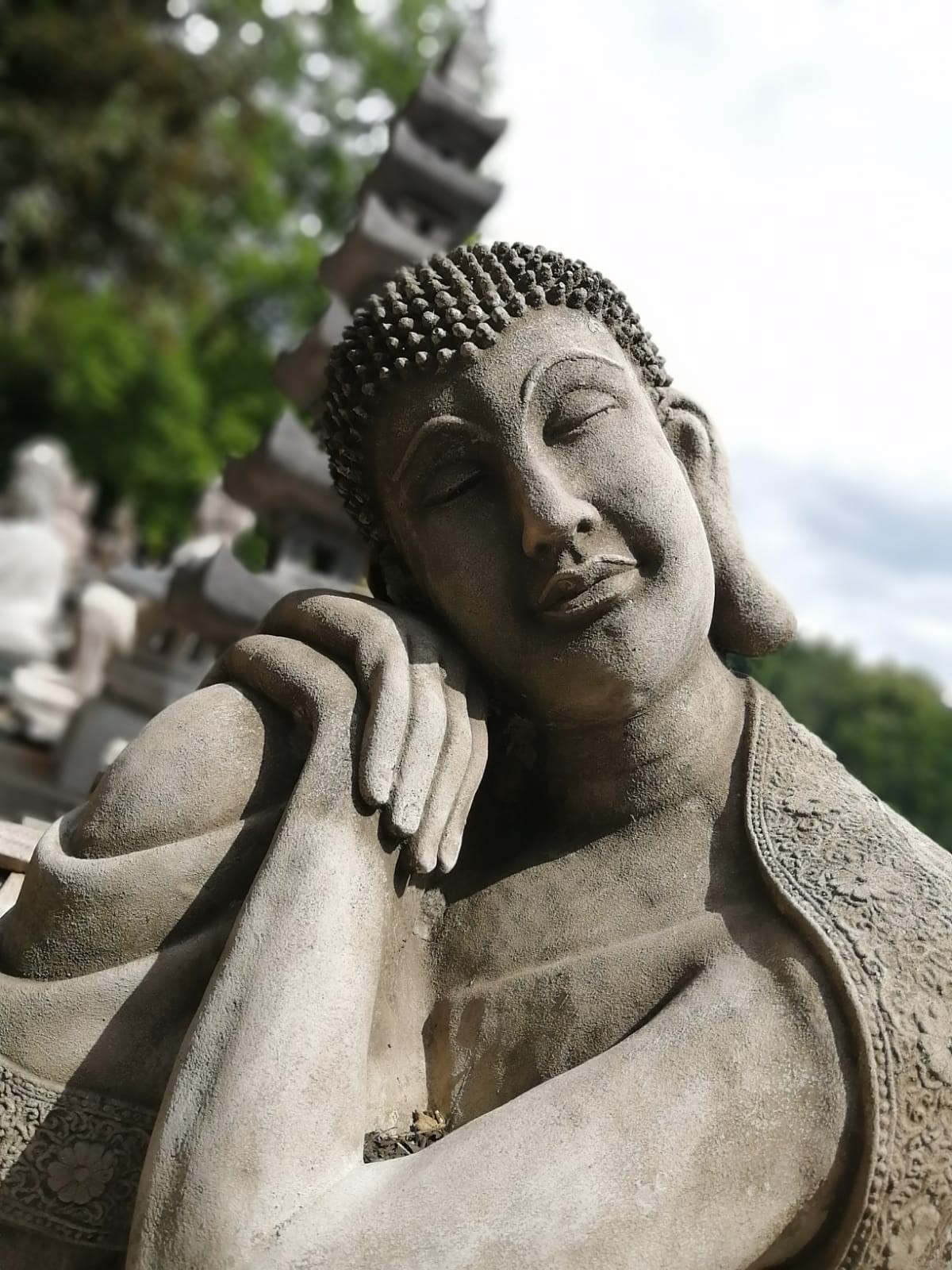 Buddha mit Kopf auf der Schulter