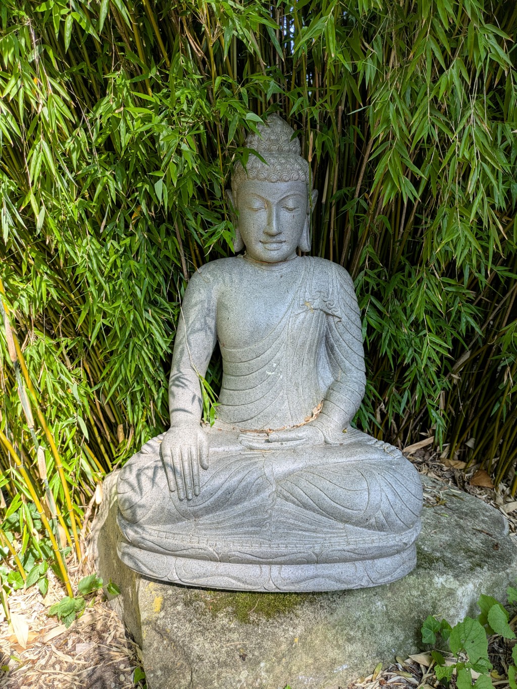 Sitzender Buddha aus Riverstone - ca. 80 cm