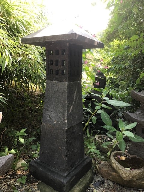 Steinlaterne aus dunklem Lavastein