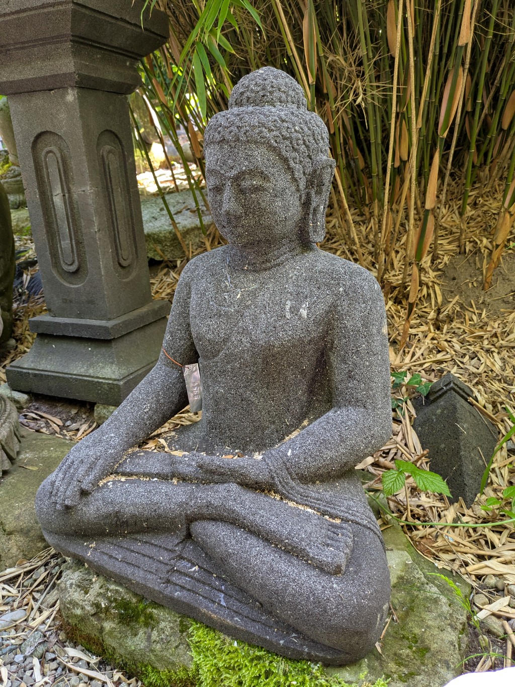 Buddha mit Erdberührung aus Lavastein 60cm Buddha mit Erdberührung aus Lavastein 60cm