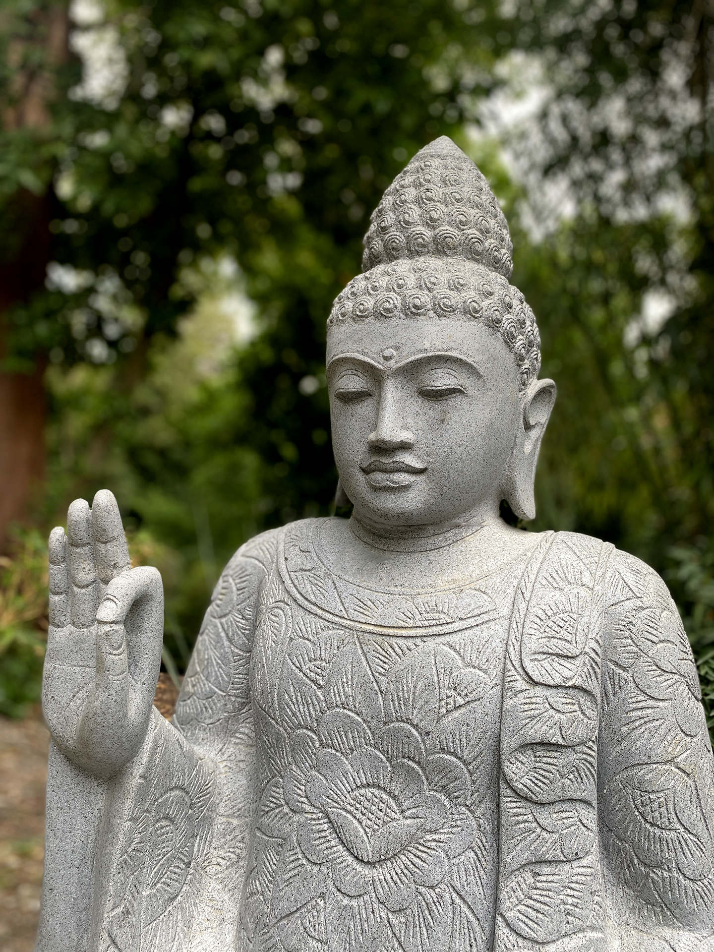 Sitzender Buddha mit floraler Schnitzerei - ca. 121 cm