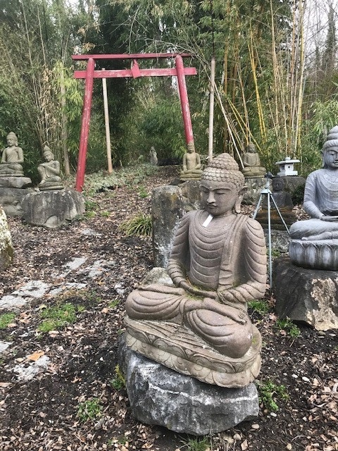 Sitzender Buddha aus rötlichen Riverstone - 100cm