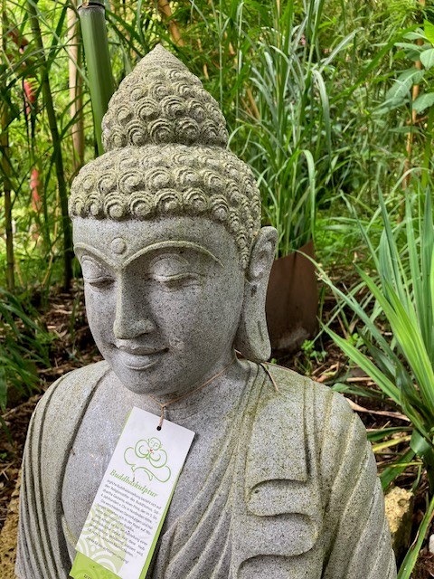 Sitzender Buddha aus Riverstone (volles Gewand) - 80cm