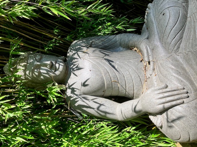 Sitzender Buddha aus Riverstone - ca. 80 cm
