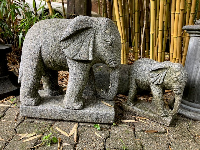 Elefant-Granit Granitelefant mit Rüssel nach oben