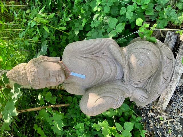 Buddha aus Riverstone mit angewickelten Bein - 80cm