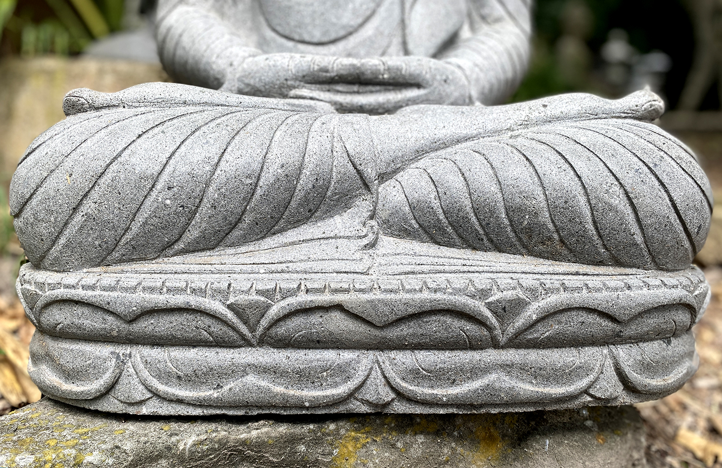 Buddha im Dhyana Mudra aus Flussstein - 85 cm