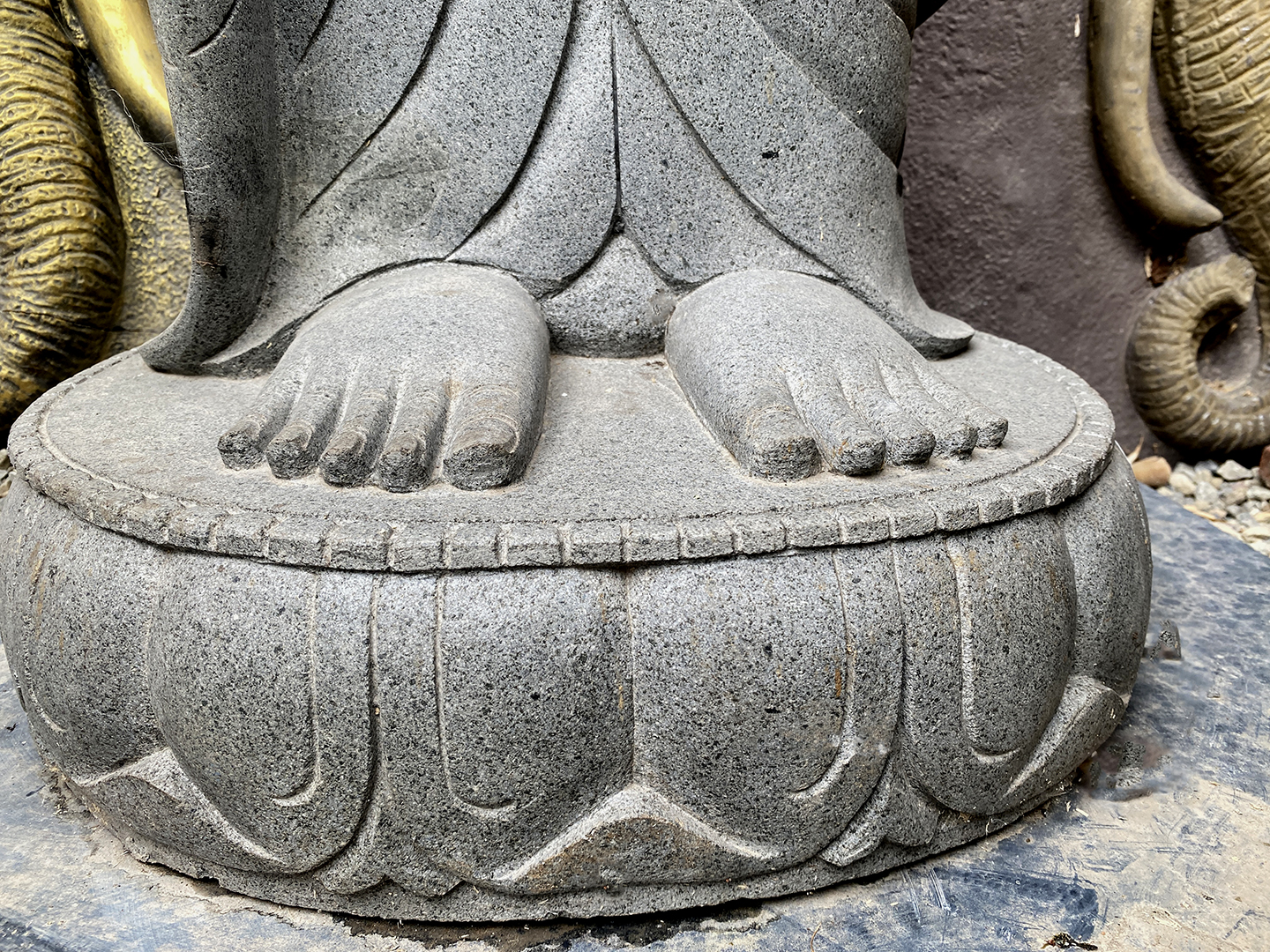 Stehender Buddha mit Lotusblume - ca. 186 cm