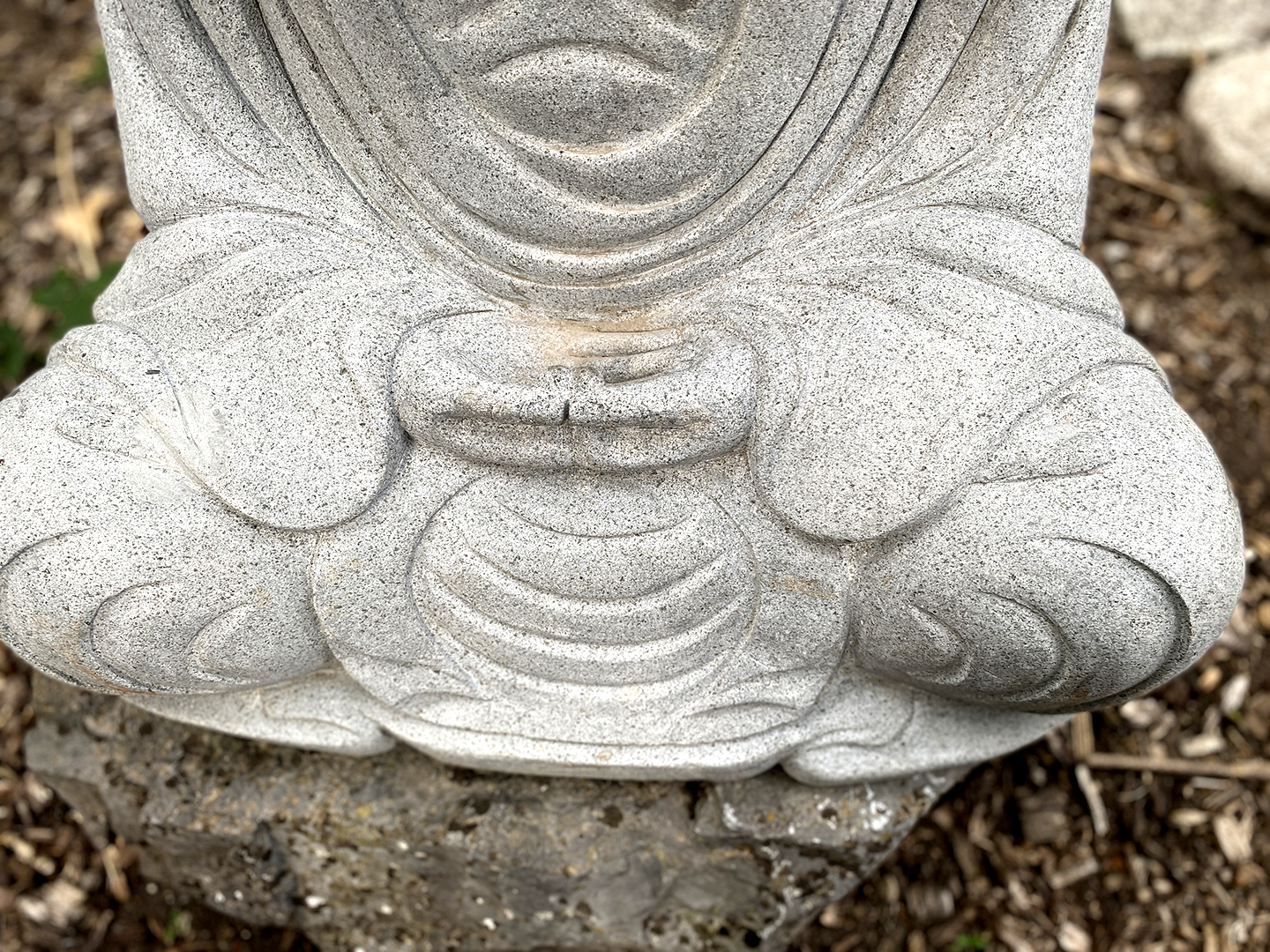 Japanischer Buddha aus Flussstein in Dhyana Mudra - 85 cm