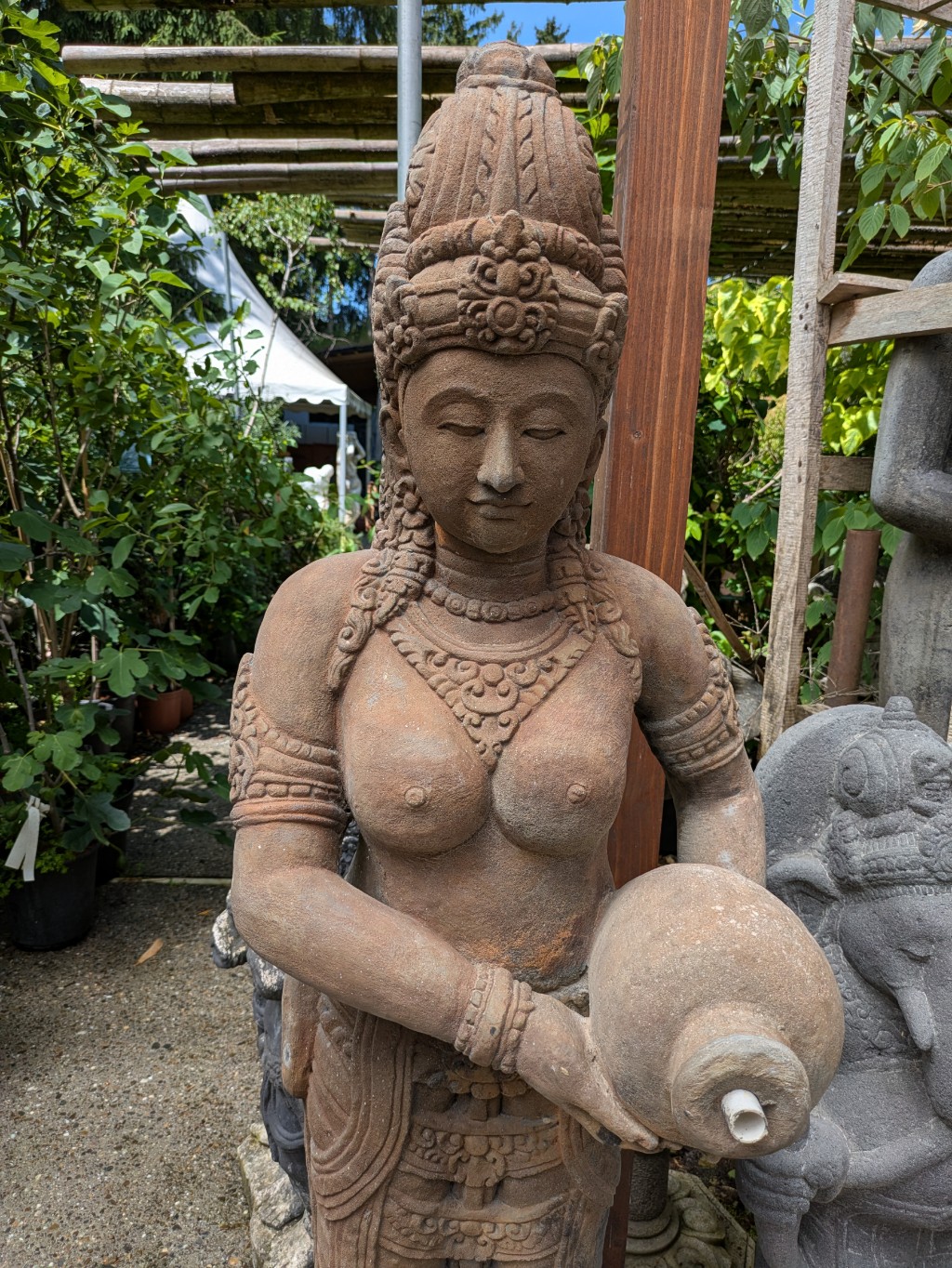 Dewi Tara stehend mit Korb - 160 cm 