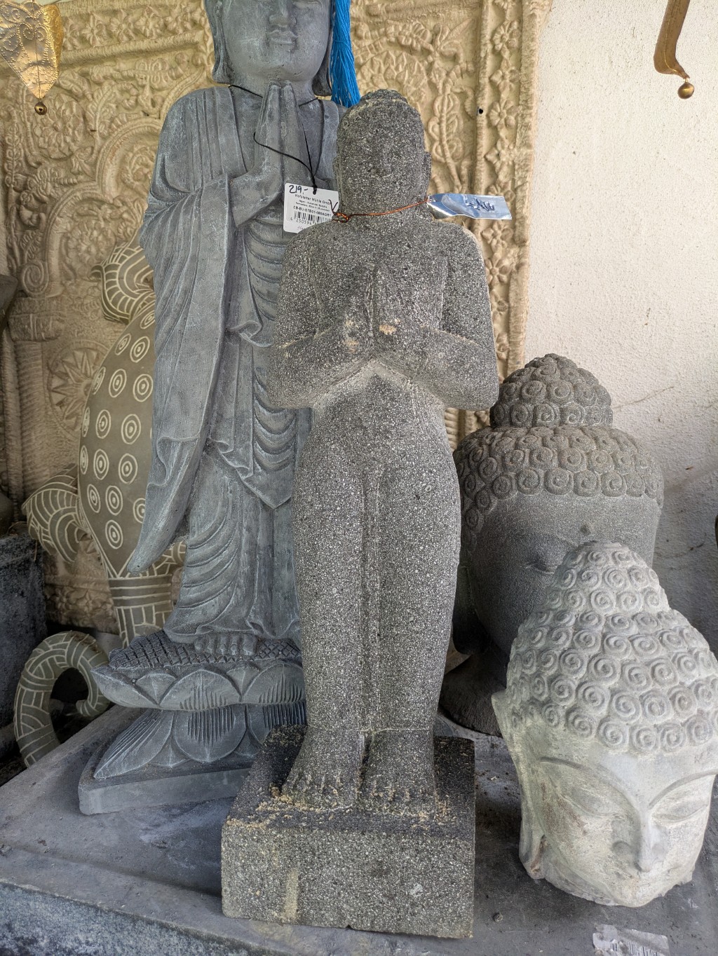 Stehender Buddha auf Sockel aus Lavastein