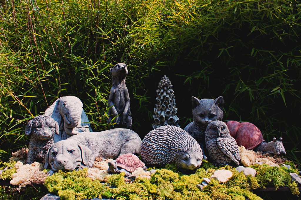 Eule-Igel-Schnecke-liegender-Labrador Liegender Labrador