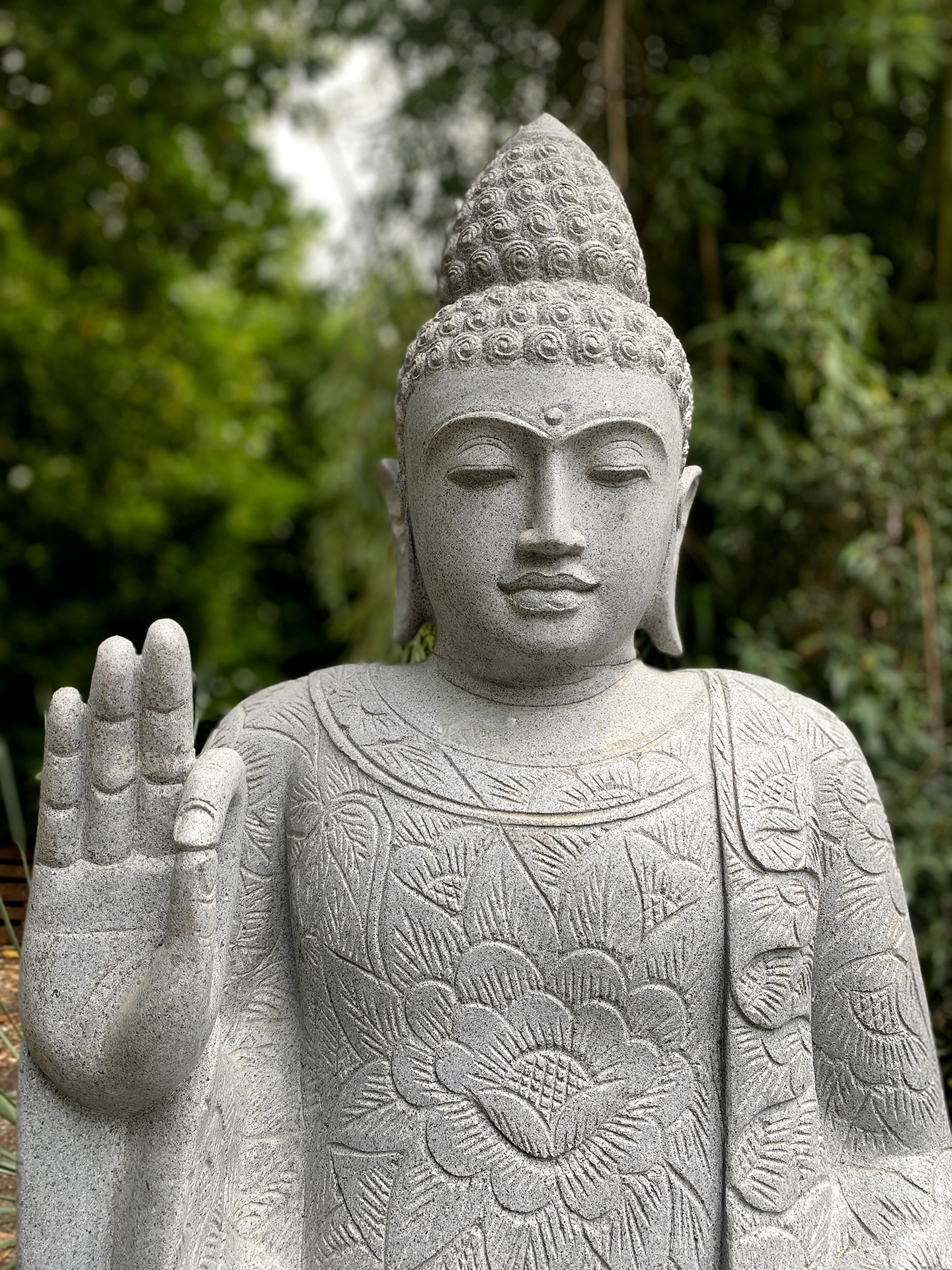 Sitzender Buddha mit floraler Schnitzerei - ca. 121 cm
