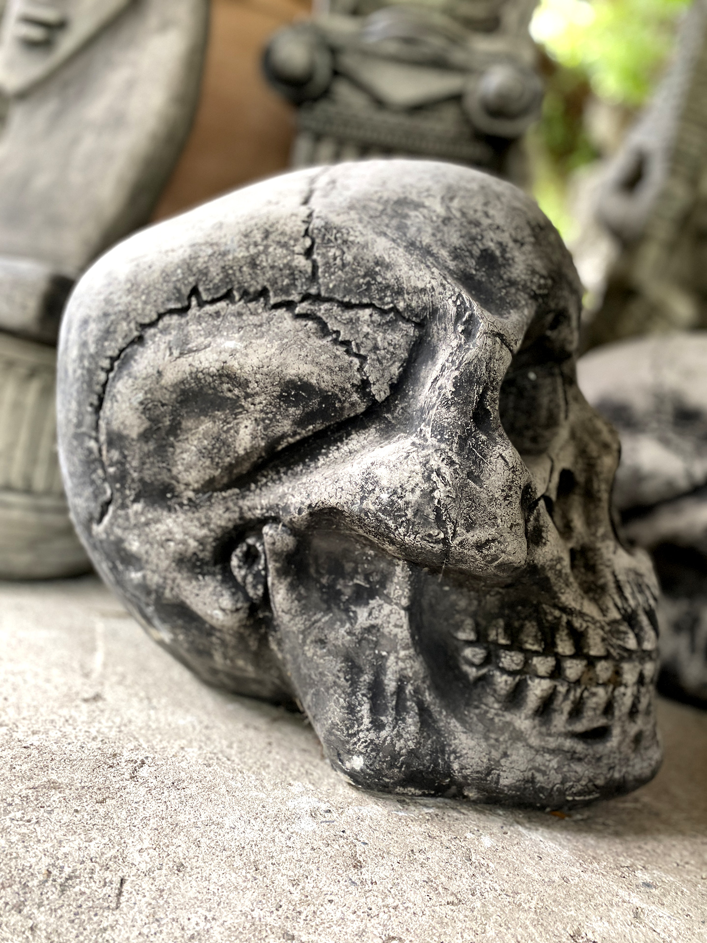 Großer Totenkopf aus Steinguß - 40 cm