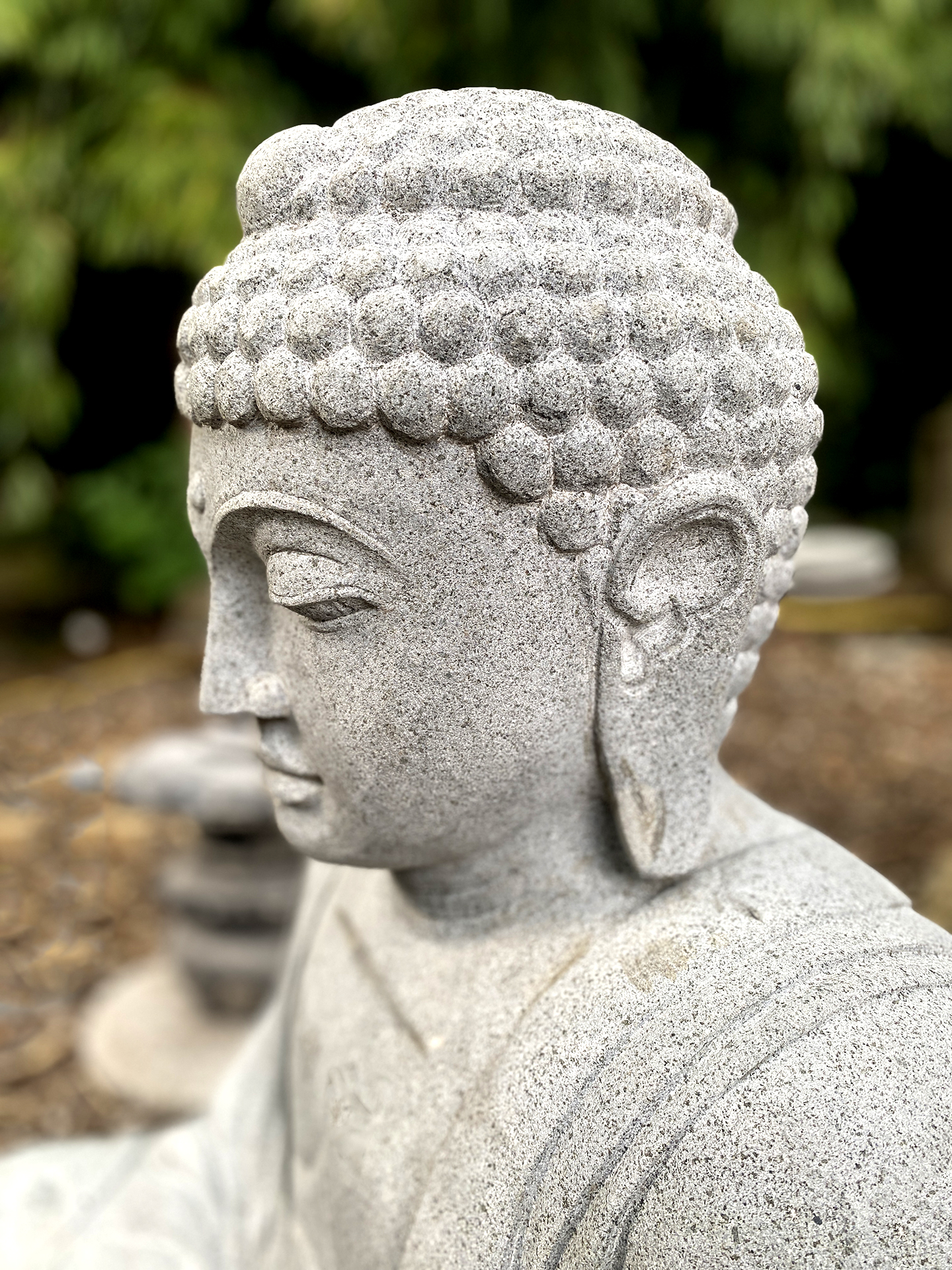 Japanischer Buddha aus Flussstein in Dhyana Mudra - 85 cm