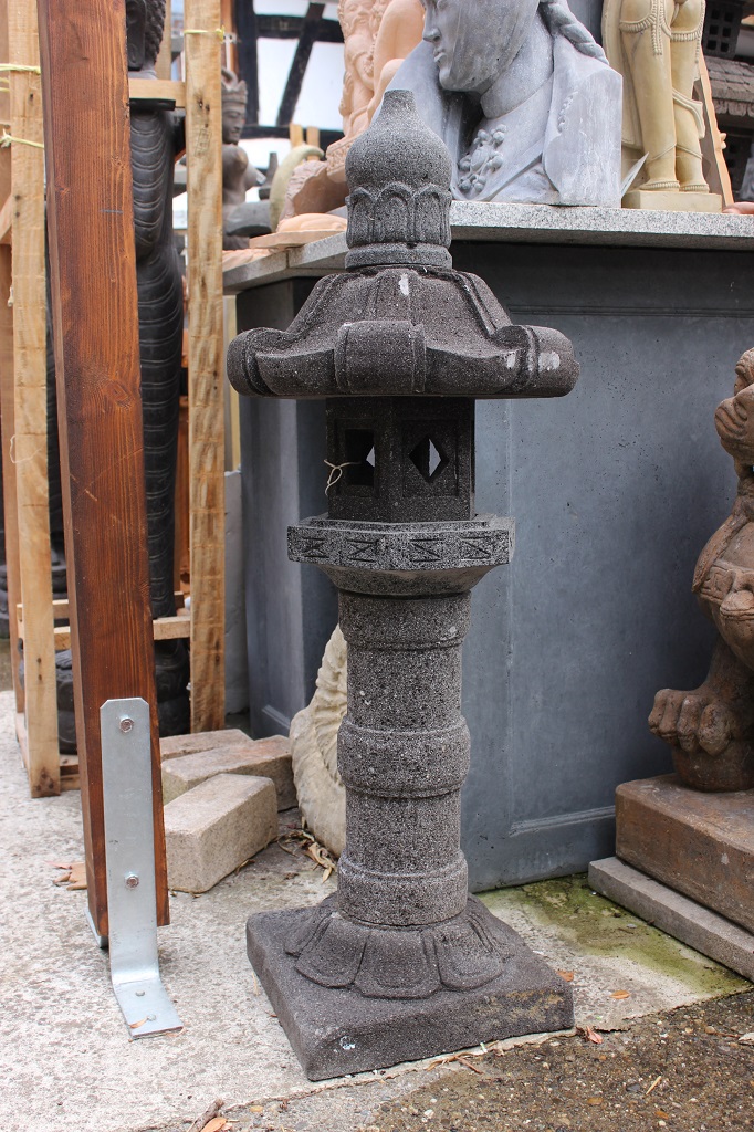 Laterne-ein-Dach2 Japanische Steinlaterne Kasuga aus Lavastein