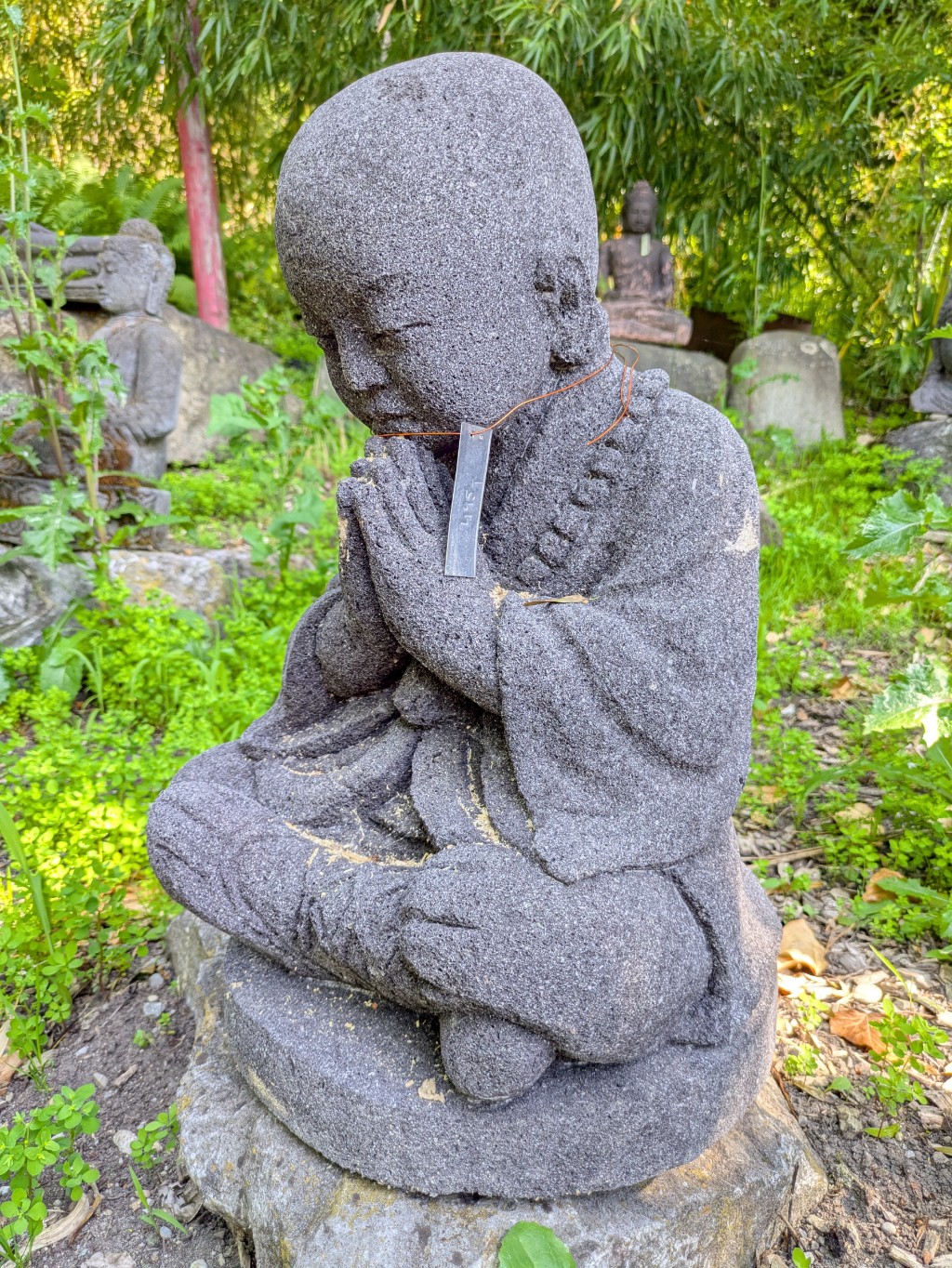 Betender Shaolin Mönch aus Lavastein