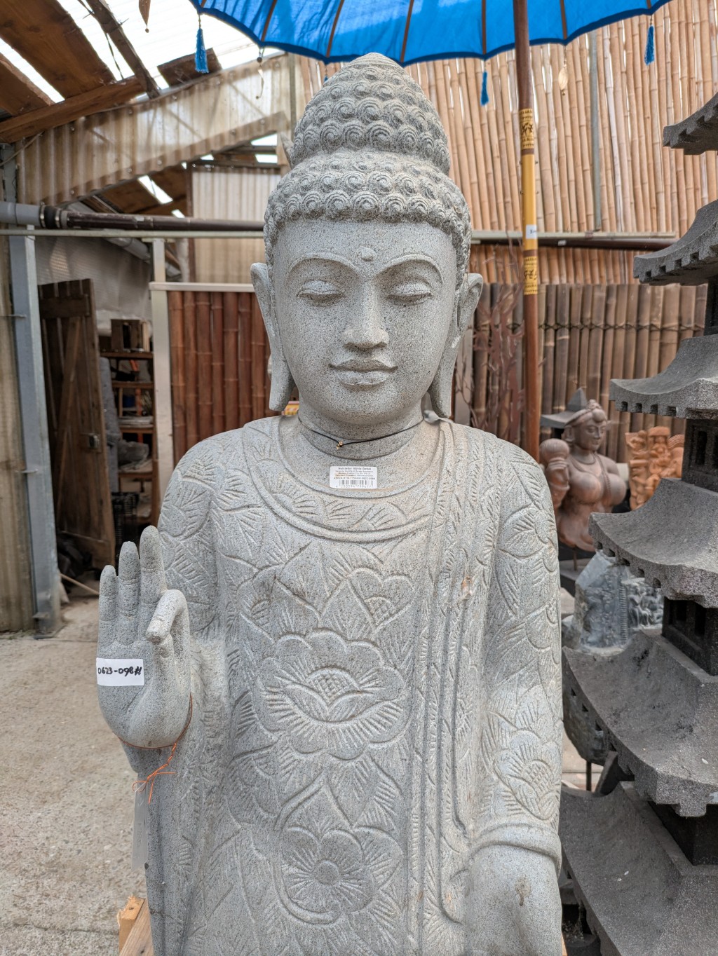 Stehender Buddha mit floralen Mustern - 179cm