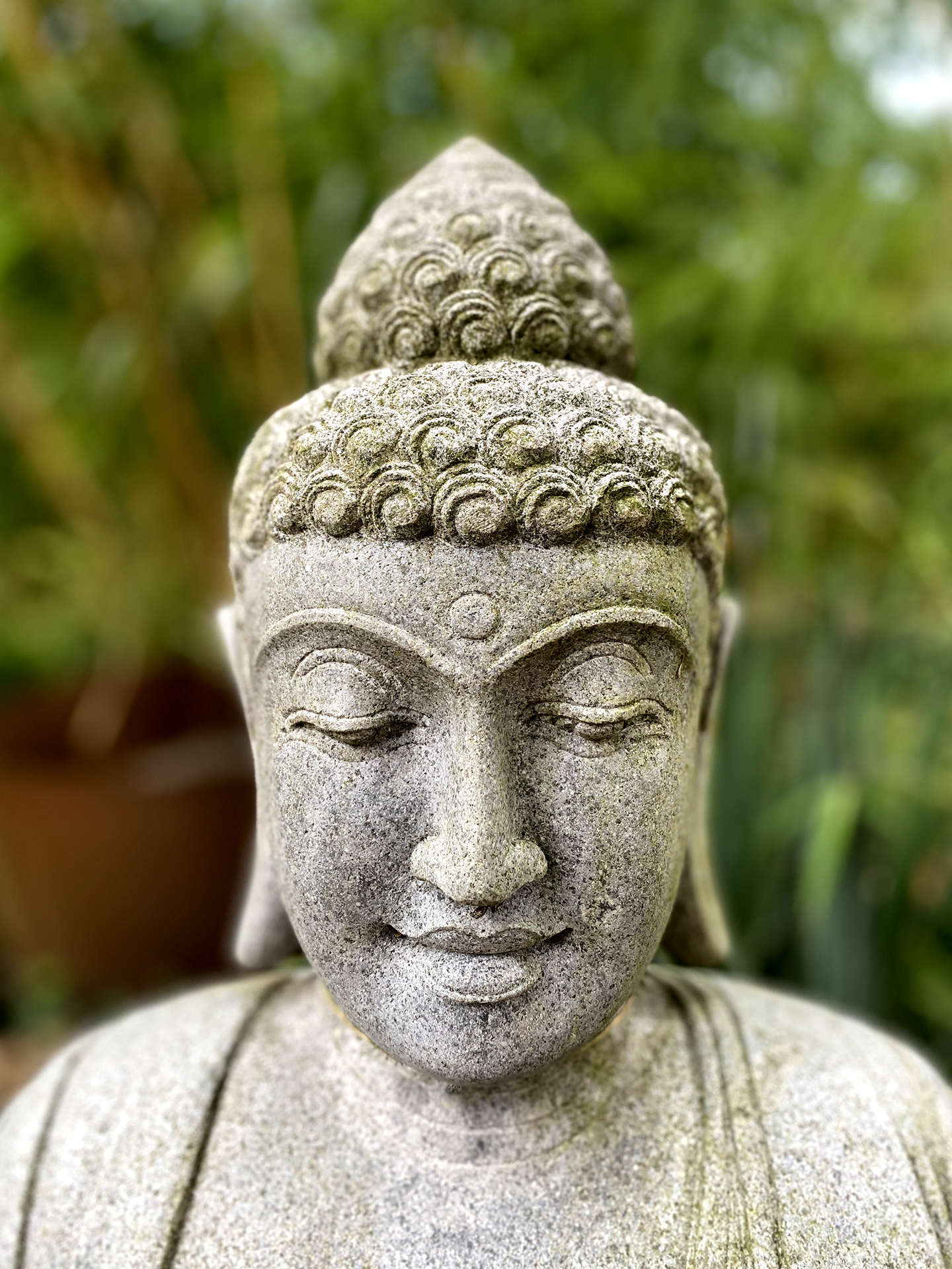 Sitzender Buddha aus Riverstone (volles Gewand) - 80cm