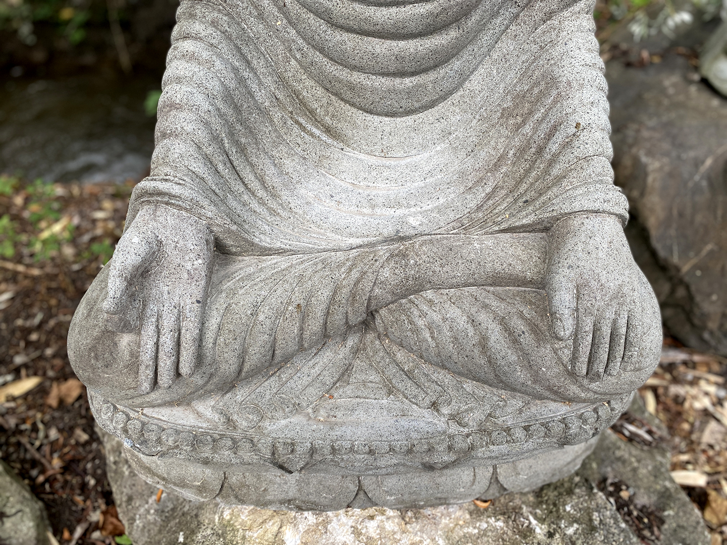 Sitzender Buddha im Bhumisparsa Mudra - 110cm