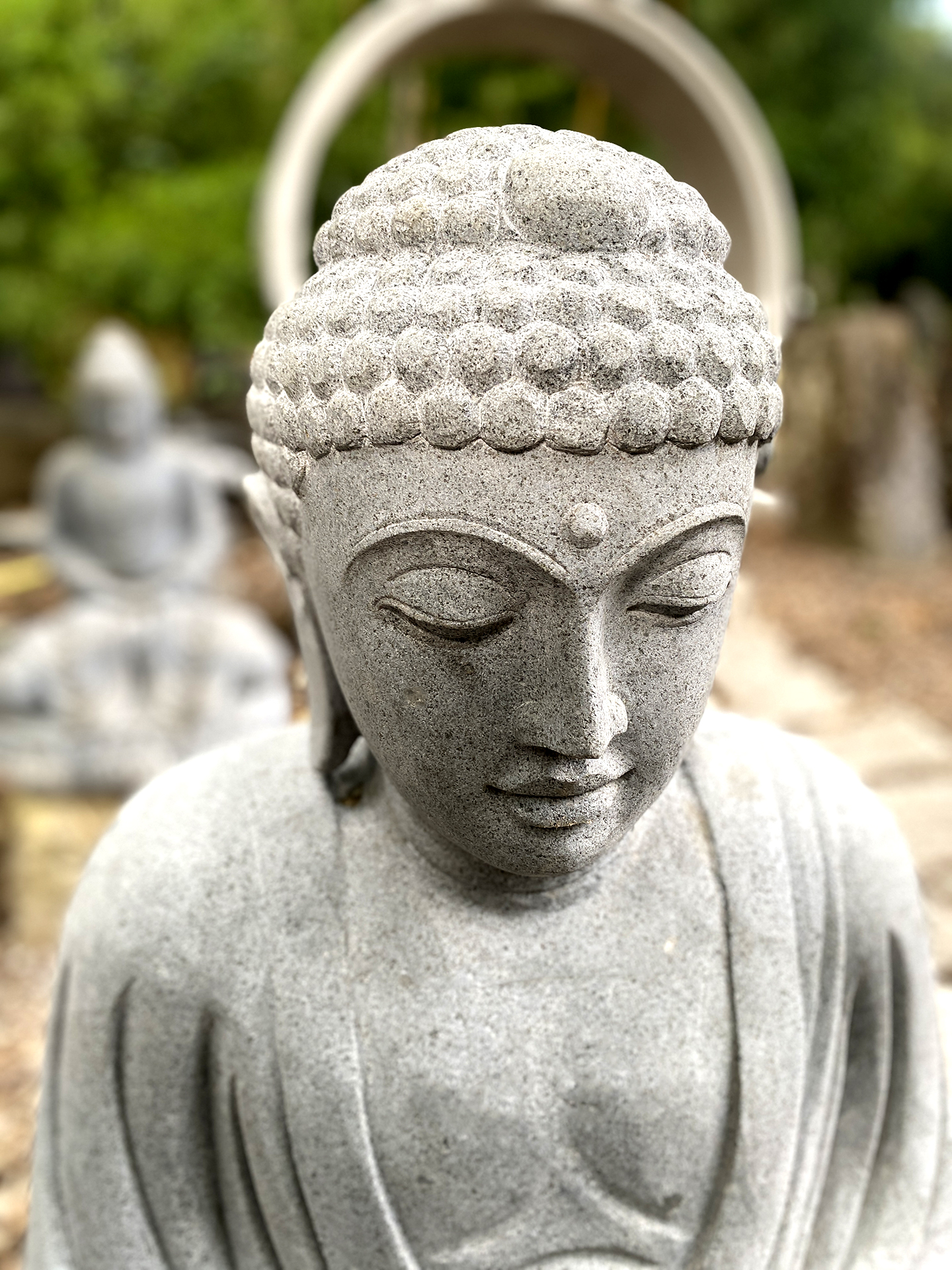Japanischer Buddha aus Flussstein in Dhyana Mudra - 85 cm