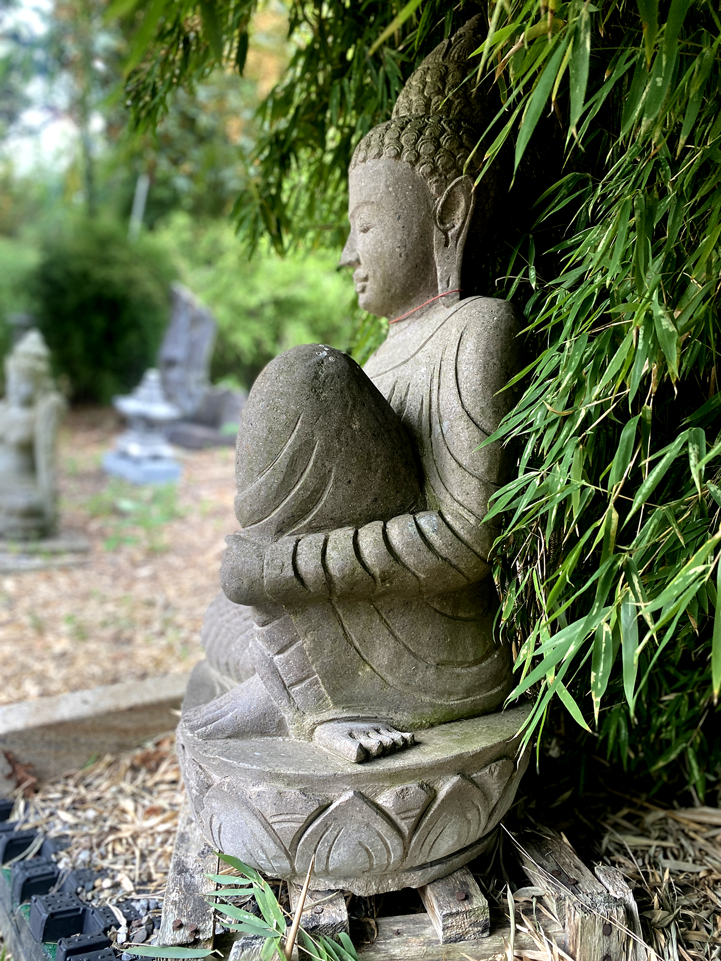 Buddha aus Riverstone mit angewinkeltem Bein - 100cm