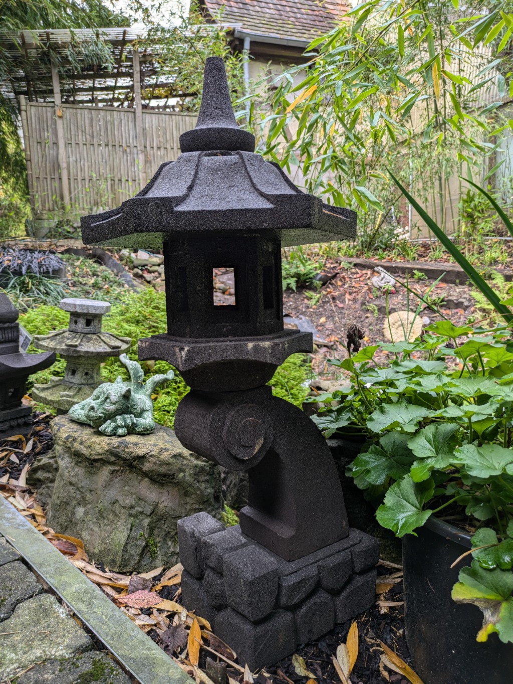 rankai4 Japanische Steinlaterne Rankei aus Lavastein