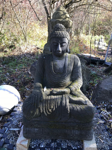 Buddha im Mudra der Erdberührung auf Lotusblume