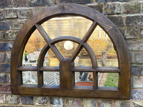 Gotischer Bogen-Spiegel aus Stein in Holzoptik