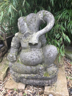 Sitzender Ganesha aus Riverstone - 80cm