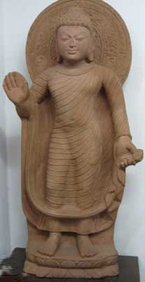 Stehender Buddha, Abhaya mudra Handhaltung
