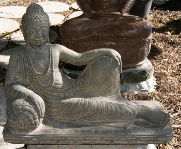 Buddha Steinfigur in entspannter Haltung