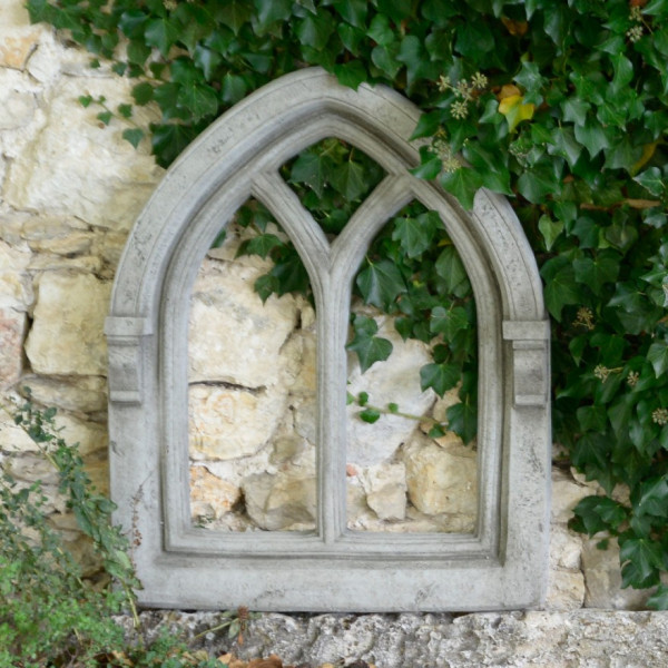 Breites gotisches Bogenfenster mit Doppelbogen