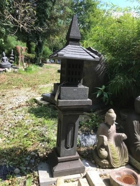 Japanische Steinlaterne aus dunklem Lavastein