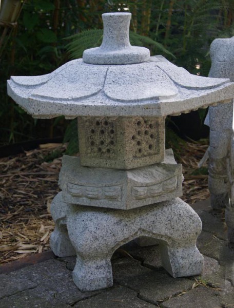 Japanische Steinlaterne 'Rokkaku Yukimi' - Granitstein 65cm