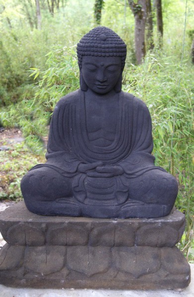Japanischer Buddha aus dunklen Lavastein