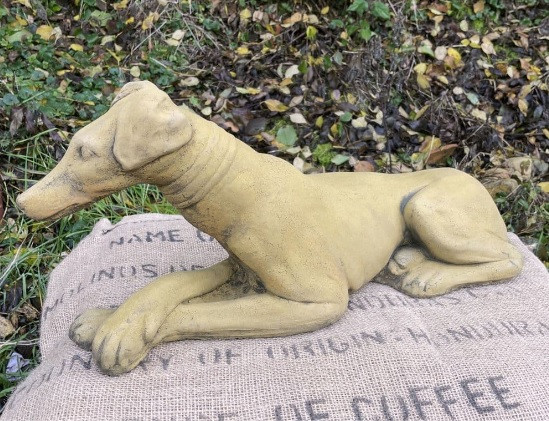 Liegender Whippet - Hund Steinfigur  Steinfigurenshop - asiatische  Steinkunst