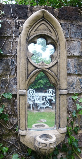 Gotisches Bogenfenster mit Spiegel
