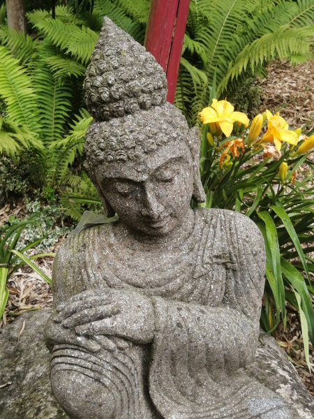 Buddha mit angewickelten rechten Knie